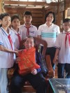 Trường Tiểu học Pom Lót đã tổ chức thăm hỏi, tặng quà các gia đình thương binh, liệt sĩ trên địa bàn xã Sam Mứn.